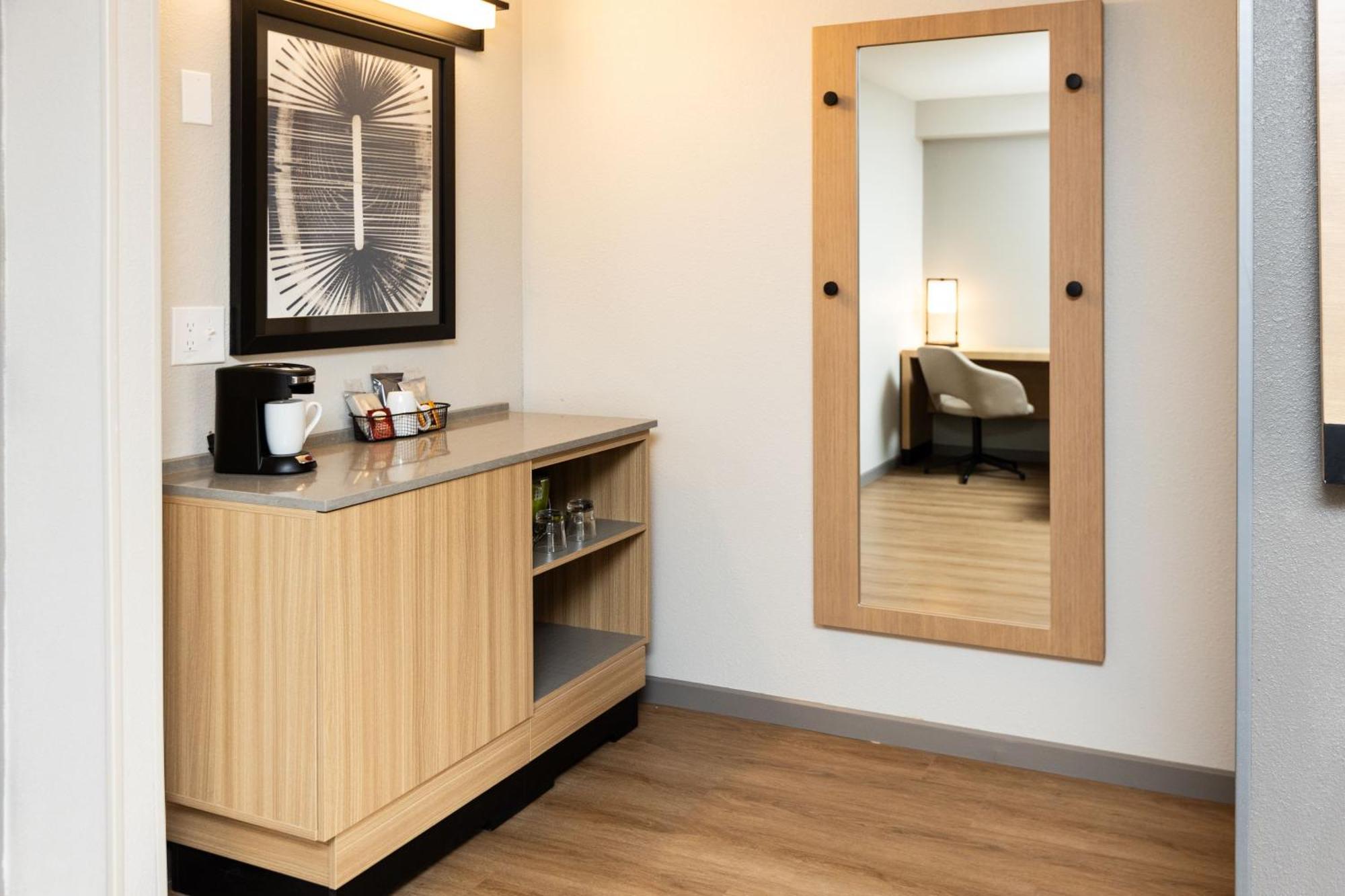 Hyatt Place Atlanta North Point Mall 3*