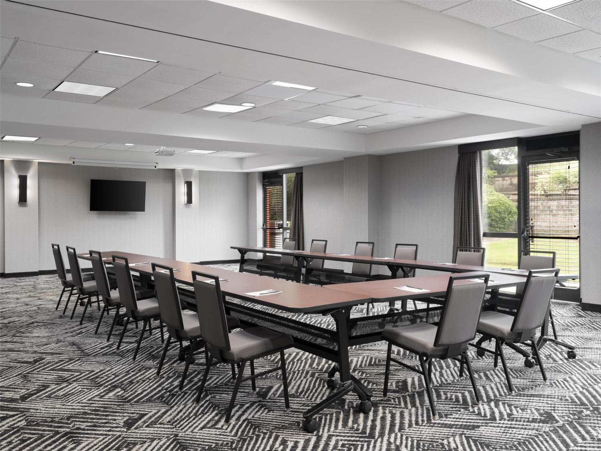 Hyatt Place Atlanta North Point Mall 3*